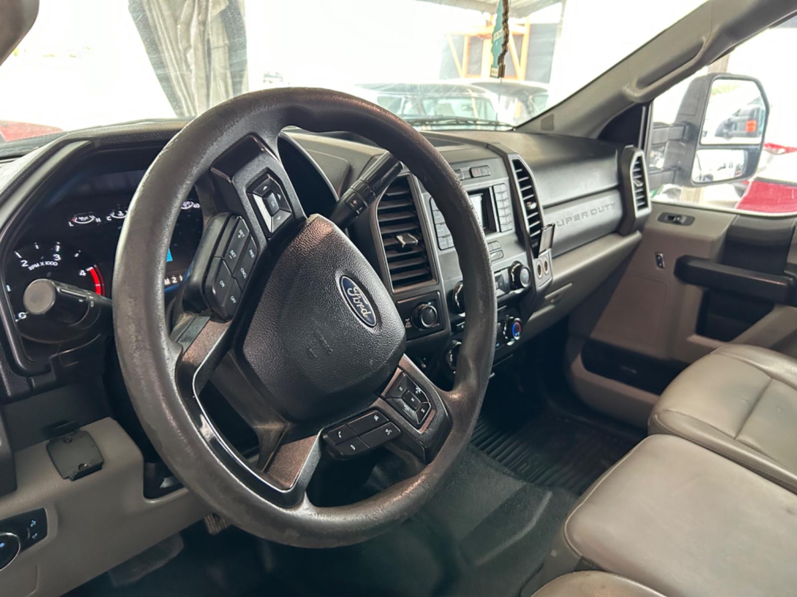 2018 White Ford F-250 SD King Ranch Crew Cab Long Bed 4WD (1FT7W2BT0JE) with an 6.7L V8 OHV 16V DIESEL engine, 6A transmission, located at 1687 Business 35 S, New Braunfels, TX, 78130, (830) 625-7159, 29.655487, -98.051491 - Photo #10